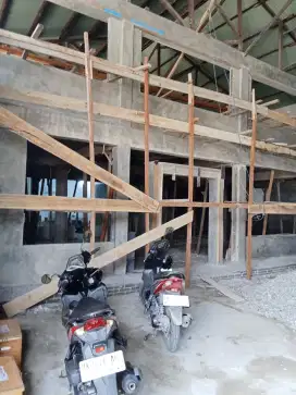 Renovasi rumah dan pemasangan keramik.