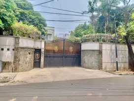 Dijual Rumah lokasi strategis, Jakarta Selatan dgn lingkungan nyaman.