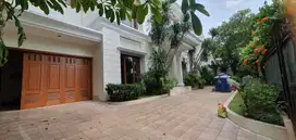 Rumah Mewah Disewakan di Pejaten Tipe 900 m2 dengan Lokasi Strategis