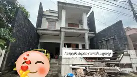 dijual rumah 2 lantai di taman pondok Indah wiyung  AC 6 garasi 2