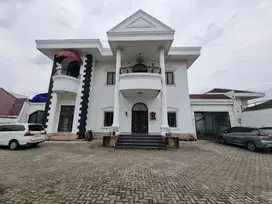 Villa di Jalan Juanda ( Depan Taman Polonia )