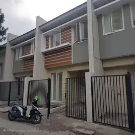 Disewakan rumah murah 2 lantai kapas madya surabaya timur