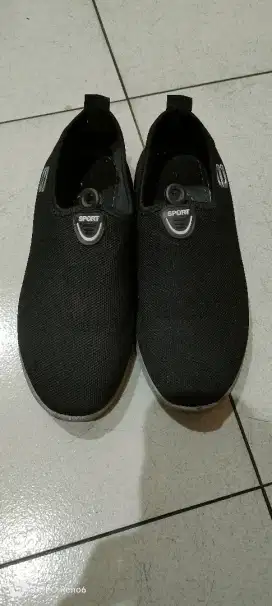 Sepatu Sport Black - Flat Shoes - Preloved