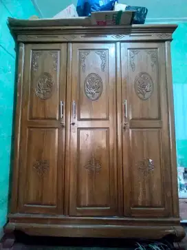 Lemari bekas kayu kokoh