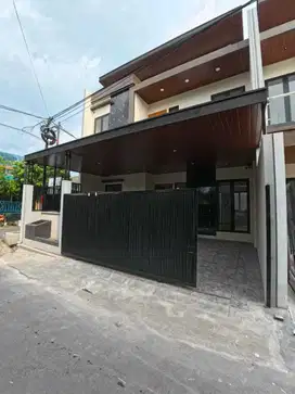 RUMAH BARU MEWAH 2 LANTAI KONTEMPORER DI DALAM PERUMAHAN SIDOARUM