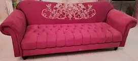 Sofa Merah berbahan empuk