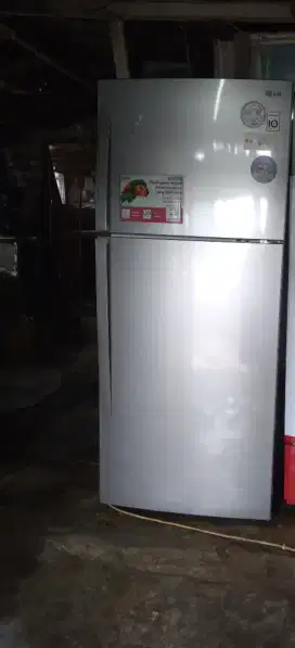 Jual kulkas 2 pintu merk LG jumboo masih ori an,normal semua