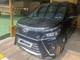 DP Rendah  18JT Toyota Voxy 2.0 Bensin-AT 2021 Hitam