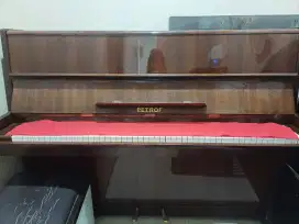 Piano Petroff warna coklat