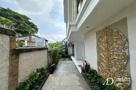 FREEHOLD CONTEMPORARY TWO-STORY VILLA IN CEMAGI