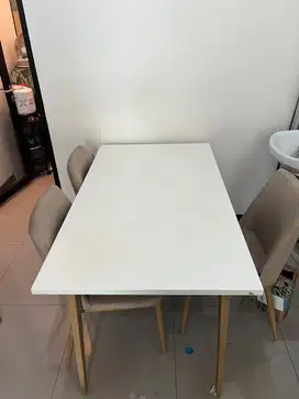 Meja makan informa