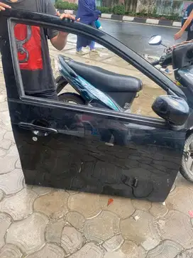 Pintu Depan kanan kiri Calya Sigra ada kaca dan spion