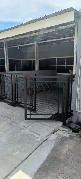 Di sewakan kontakan bangunan baru, ada garasi dan sudah di pasang AC