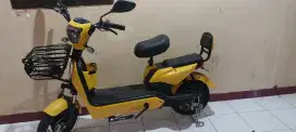 Sepeda listrik kuning bekas | jarang pakai