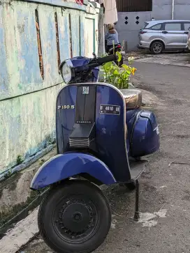 Vespa P150S Biru