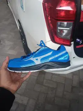 Sepatu tenis masih baru tidak dipakai