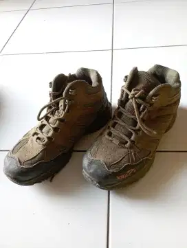 Sepatu hiking dan joging