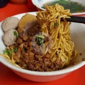 Karyawan Warung Mie Ayam di Pamulang