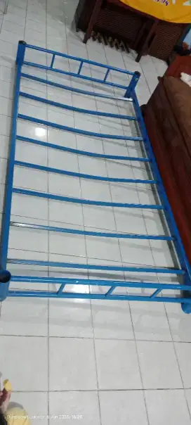 Ranjang besi sorong bawah