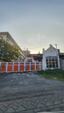DISEWAKAN BANGUNAN KOMERSIAL EX RESTO TERKENAL PUSAT KOTA SURABAYA