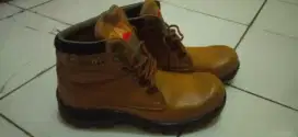 Sepatu CATERPILLAR ujung besi ukuran 41