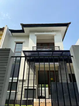 Rumah Standar Rapih Depan Taman Delatinos BSD city