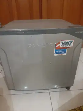 Di jual kulkas mini toshiba