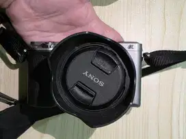 Kamera Mirrorless Sony A6000 + Lensa Sony E 35mm f/1.8 OSS