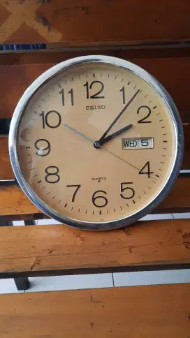 Jam dinding seiko th 70an display kalender
