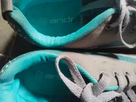 Dijual sepatu kets wanita