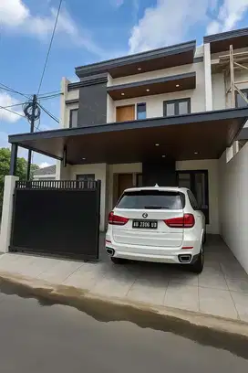 RUMAH BARU MEWAH 2 LANTAI KONTEMPORER DI DALAM PERUMAHAN SIDOARUM