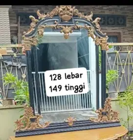 Cermin ukir besar