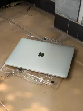 Macbook Pro 2017 8/256 (shadow)