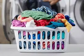 Karyawan laundry setrika uap