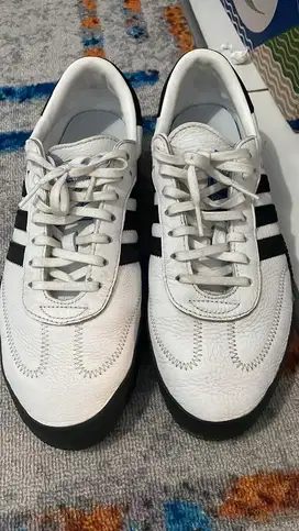 Sepatu Olahraga Garis 3