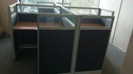 Meja kantor partisi untuk 4 staff