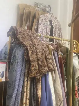 Model dan host gamis