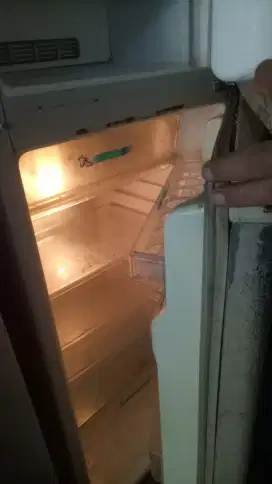 Kulkas toshiba 2pintu normal blm pernah servis segel disrengseng sawah