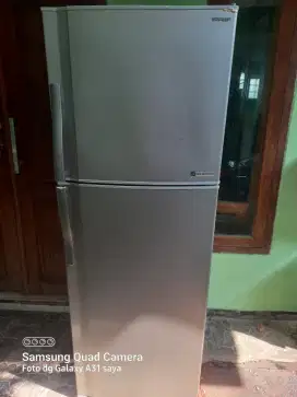 Di jual kulkas Sharp  agak besar orisinilp
