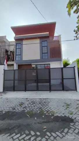 Rumah Modern Tropical di Sutorejo, Row jalan 4 mobil