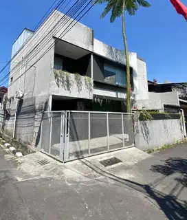 Dijual Rumah 3 Lantai Murah di Riung Bandung