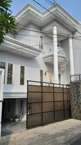 DI JUAL RUMAH MEWAH BESAR MURAH ADA KOLAM RENANG DI CIPETE JAKSEL