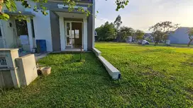 SEWA RUMAH LUAS 6X17 SUVARNA SUTERA FEDORA SAMPING TAMAN PARKIR LUA