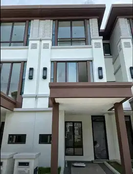 Rumah 3 lantai di lavon swancity daisan Cikupa
