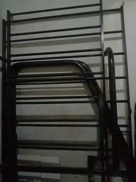 ranjang besi tingkat