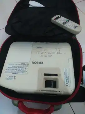 Proyektor Epson EB - S200 mulus segel masih 183 Jam