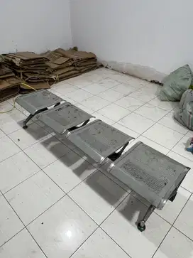 Kursi Tunggu Besi 4 Dudukan