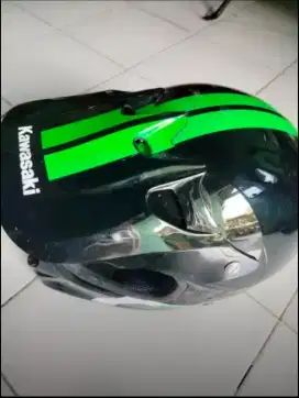 Helm kawasaki kondisi masih baru