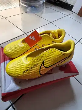 Sepatu bola Nike new