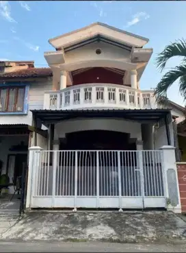Rumah bagus strategis 2 Lt tengah kota